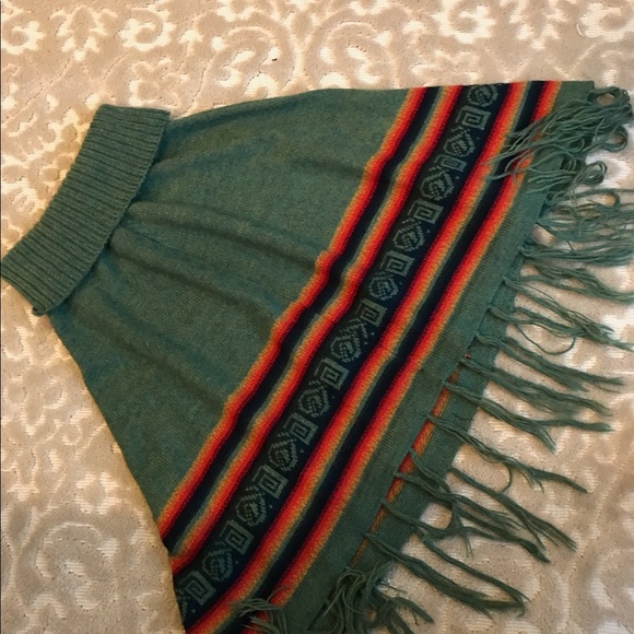 Poncho with Beautiful Pattern - Picture 1 of 2